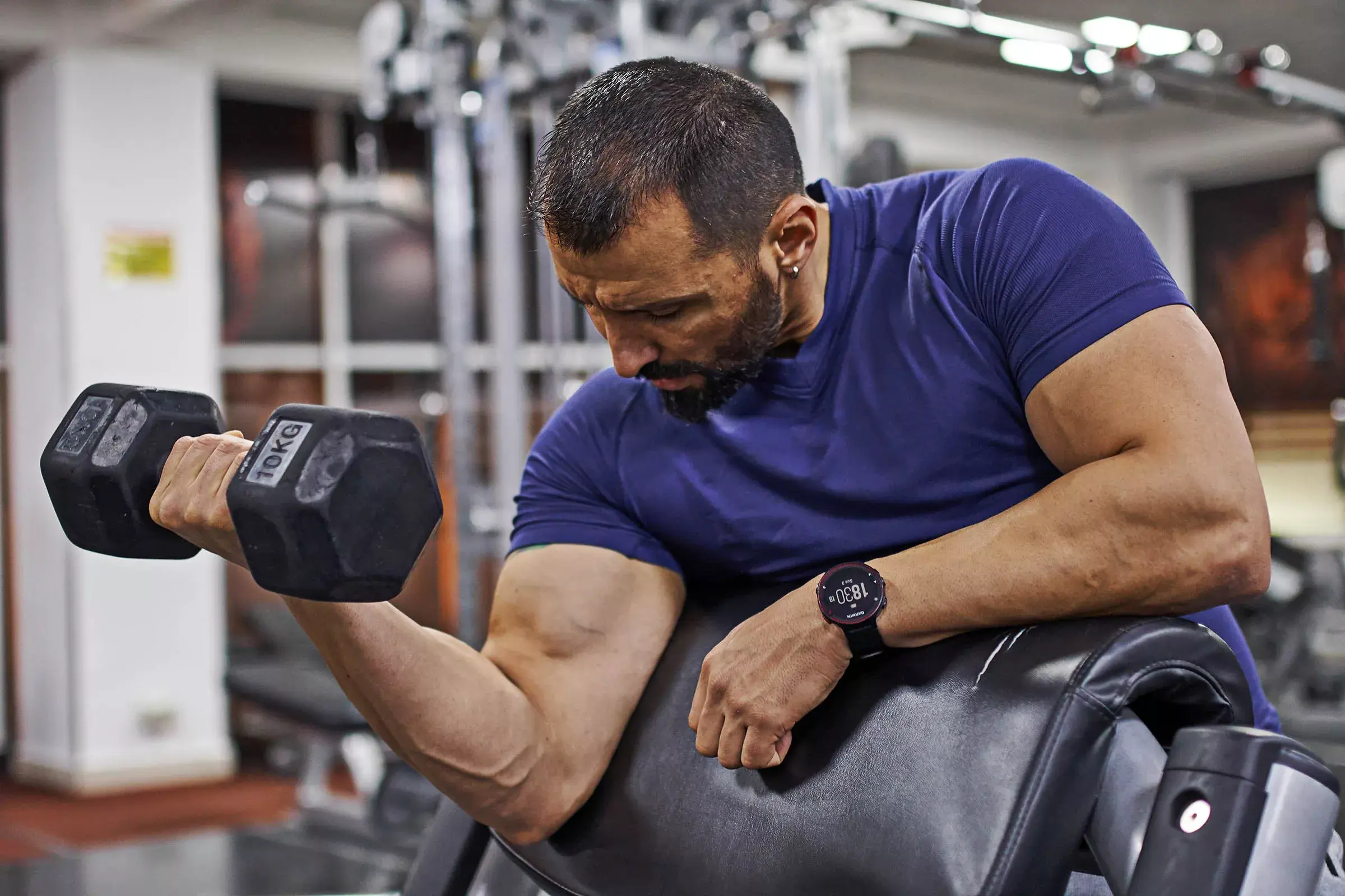 A man doing a bicep curl to build muscle